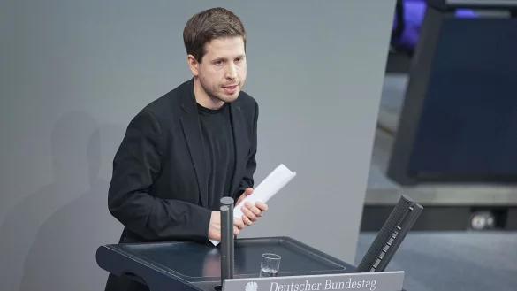 Kevin Kühnert bei seiner letzten Rede im Bundestag. - © Michael Kappeler/dpa