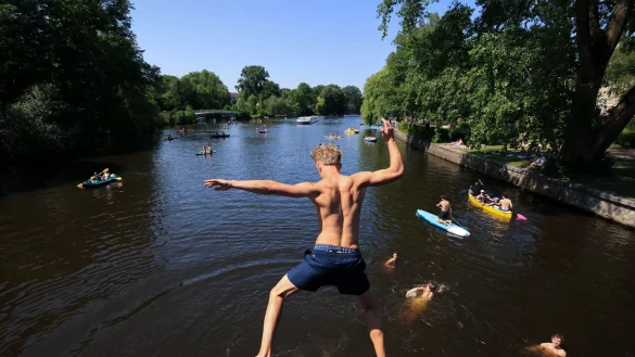 Viele Menschen suchten am Samstag Abkühlung. - © Christian Charisius/dpa