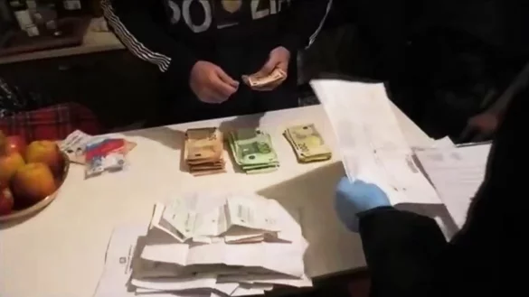 Es wurden unter anderem Geschäftsunterlagen und Bargeld sichergestellt. - © -/Polizia di Stato/dpa