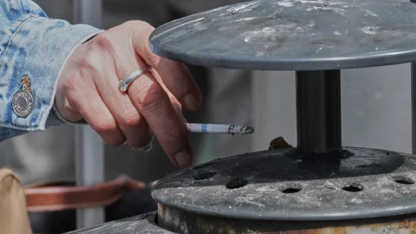 An der Bushaltestelle oder am Badestrand ist in Frankreich jetzt Schluss mit Rauchen. - © Michel Euler/AP/dpa