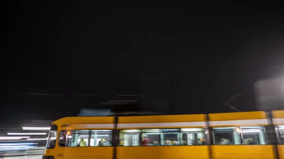 Im Fall der Messerattacke in einer Dresdner Straßenbahn befindet sich einer der beiden Tatverdächtigen in Untersuchungshaft (Symbolbild) - © Robert Michael/dpa
