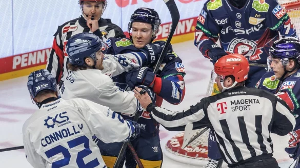 Hitziges Spiel zwischen den Eisbären Berlin und den Straubing Tigers. - © Andreas Gora/dpa