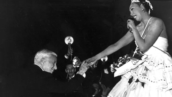 Josephine Baker - hier auf einem Foto aus den 50er Jahren mit Charlie Chaplin. - &copy; -/AP Photo/dpa