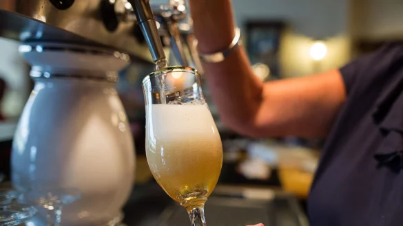 Monatsbilanz als Mutmacher für das Gastgewerbe: Umsatzzahlen in Summe fast überall im Plus (Symbolbild) - © Sebastian Gollnow/dpa