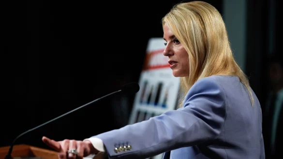 Erfolg für Trumps Justizministerin Pam Bondi: Anti-Drogenbehörden ist ein großer Schlag gegen den illegalen Drogenhandel gelungen. - © Julia Demaree Nikhinson/AP/dpa