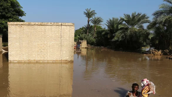 89 Prozent der von &Uuml;berschwemmungen Betroffenen leben in L&auml;ndern mit niedrigem oder mittlerem Einkommen (Archivbild) - &copy; Asim Tanveer/AP/dpa