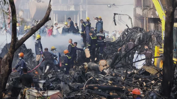 Such- und Rettungsteams sind im Einsatz. - © Ajit Solanki/AP/dpa