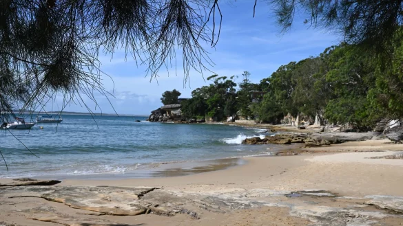 Augenzeugen am Gunyah Beach eilten der Frau zu Hilfe - und retteten ihr vermutlich das Leben. - © Dean Lewins/AAP/dpa