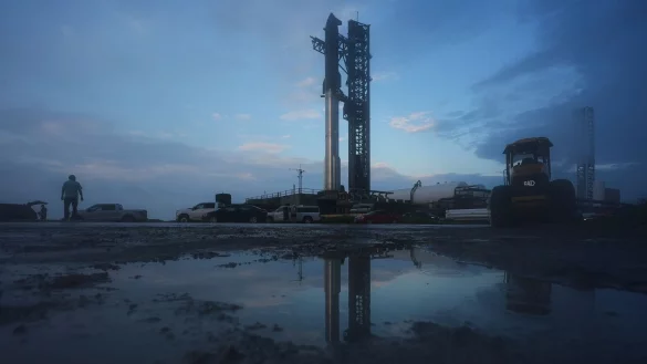 Das Starship wird für einen Testflug in Texas vorbereitet. - © Eric Gay/AP/dpa