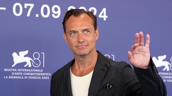 Auch im vergangenen Jahr kam Jude Law mit einem Film nach Venedig (Archivbild). - © Gian Mattia D\\\'Alberto/LaPresse via ZUMA Press/dpa