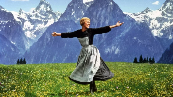Die berühmte Szene aus «The Sound of Music» («Meine Lieder, meine Träume») mit Julie Andrews auf einer Alpenwiese. - © -/Disney+/dpa