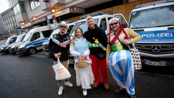 Der Straßenkarneval beginnt am Donnerstag unter starkem Polizeischutz. - © Henning Kaiser/dpa