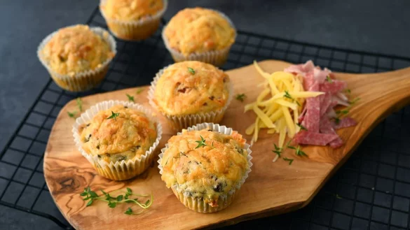 Wer keine ganze Pizza verdrücken kann, dem bringen diese Pizza-Muffins den Geschmack des großen Verwandten auf die Zunge. - © Julia Uehren/loeffelgenuss.de/dpa-tmn