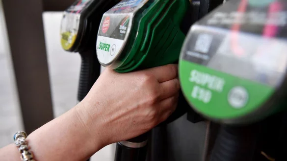 Tanken ist noch immer teurer als vor der Eskalation in Nahost - dabei ist der Ölpreis wieder gefallen. - © Paul Zinken/dpa