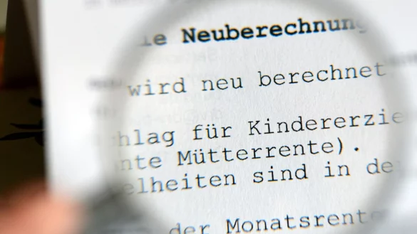 Bis die ausgeweitete M&uuml;terrente ausgezahlt wird, dauert es noch. - &copy; picture alliance / dpa