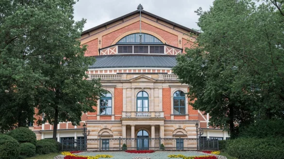 Das Bayreuther Festspielhaus am Grünen Hügel. (Archivbild) - © Daniel Vogl/dpa