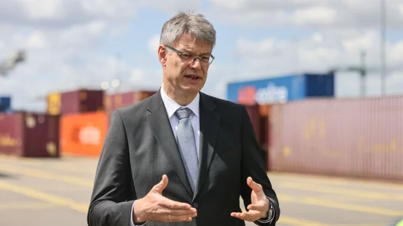 Der Bund will 400 Millionen Euro zusätzlich in den klimaneutralen Umbau von Schifffahrt und Häfen stecken, sagt Bundesverkehrsminister Patrick Schnieder (CDU). - © Oliver Berg/dpa