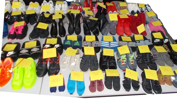 Die Schuhpaare wurden in eine Altenessener Wache gebracht. Bestohlene haben nun die ganze Woche die M&ouml;glichkeit, dort ihren Schuh zu erkennen und mitzunehmen. - &copy; Polizei Essen/dpa