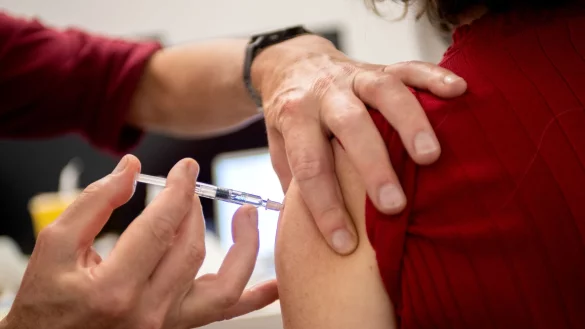 Auch im Januar oder Februar ist es sinnvoll, eine Grippeschutzimpfung nachzuholen. - © Zacharie Scheurer/dpa-tmn