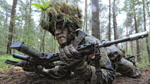 Die AfD hat sich in der Frage der Wehrpflicht nach jahrelangen internen Auseinandersetzungen nun festgelegt. (Illustration) - &copy; Peter Steffen/dpa