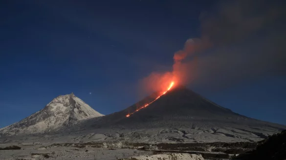 Der Vulkan Kljutschewskoj auf der Halbinsel Kamtschatka ist &auml;hnlich wie auf diesem Bild wieder ausgebrochen. (Archivbild) - &copy; Yuri Demyanchuk/AP/dpa