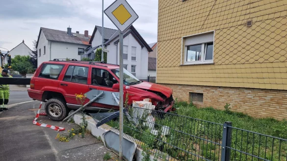 Die beiden Fahrerinnen wurden bei dem Unfall leicht verletzt und in ein Krankenhaus gebracht. - &copy; Carolin Eckenfels/dpa