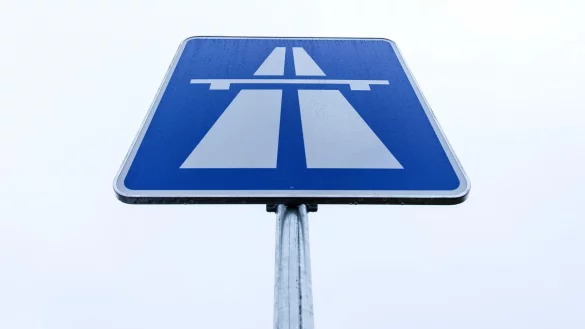 Dem t&ouml;dlichen Aufprall war ein anderer Unfall auf der A1 vorausgegangen. (Symbolbild) - &copy; Friso Gentsch/dpa