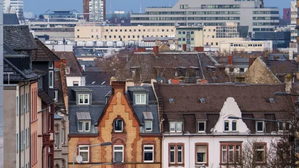Nach einem Einbruch im Vorjahr sind die Immobilien-Investitionen im vergangenen Jahr nach Hochrechnungen des Branchenverbands IVD wieder gestiegen. (Symbolbild) - &copy; Andreas Arnold/dpa