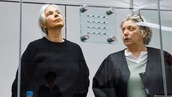 Daniela Klette (links) hat drei Verteidiger, darunter Undine Weyers. Die Anwälte wollen die Einstellung oder zumindest Aussetzung des Prozesses erreichen. (Archivbild) - © Wolfgang Rattay/Reuters/Pool/dpa