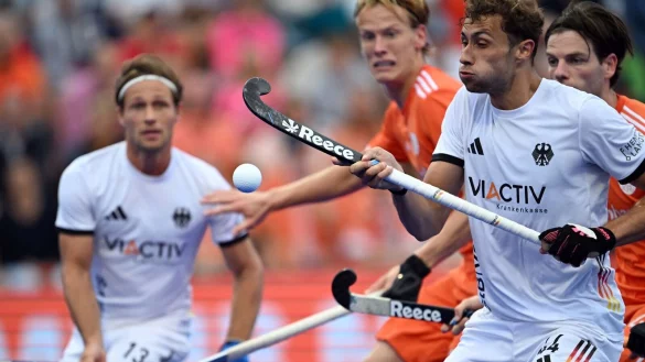 Hart umk&auml;mpftes Finale im Hockey-Park zwischen Deutschland und Niederlande. - &copy; Federico Gambarini/dpa
