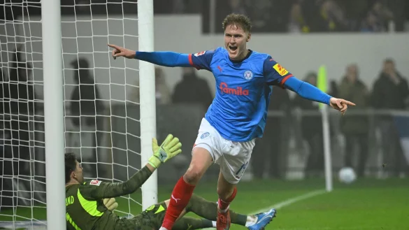 Kiels Phil Harres freut sich über sein Tor zum 2:0. - © Gregor Fischer/dpa