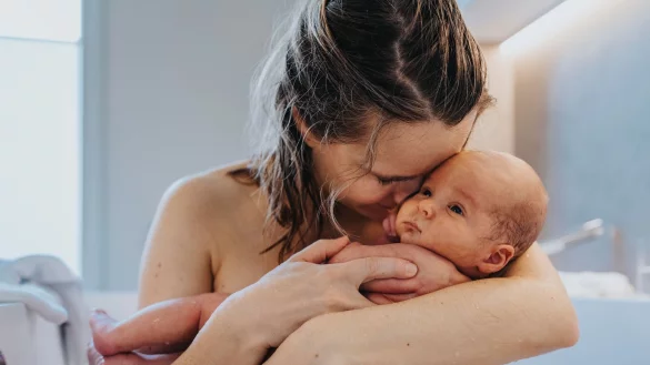 Nur zwei Prozent der werdenden Mütter entscheiden sich dafür, ihr Kind außerhalb einer Klinik auf die Welt zu bringen. - © Mareen Fischinger/Westend61/dpa-tmn