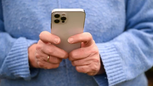 Das ungute Gefühl gegenüber neuen digitalen Anwendungen ist bei älteren Menschen besonders stark ausgeprägt. - © Bernd Weißbrod/dpa