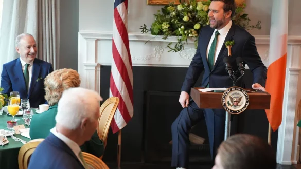 Vance mit Sockenstatement - © Niall Carson/PA Wire/dpa