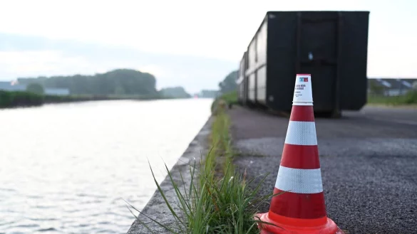 Ein Wasserfleck auf dem Pier markiert den Ort, an dem das Auto nach der Bergung aus dem Kanal abgestellt wurde. - © Lars Penning/dpa