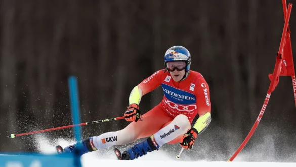 Marco Odermatt bleibt das Maß der Dinge im Gesamtweltcup. - © Gabriele Facciotti/AP/dpa