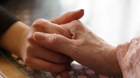 Weil man seine Angeh&ouml;rigen im Alter gut versorgt wissen will, ist es gut, wenn Pflege kein Tabuthema ist. - &copy; Silvia Marks/dpa-tmn