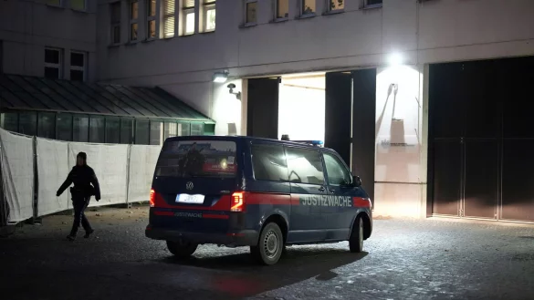 Benko wurde von Innsbruck in diese Justizvollszugsanstalt in Wien überstellt. - © Georg Hochmuth/APA/dpa