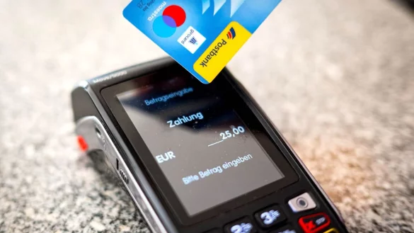 2024 wurden rund 63,5 Prozent des Einzelhandelsumsatzes mit Karte bezahlt. (Symbolbild) - © Sina Schuldt/dpa