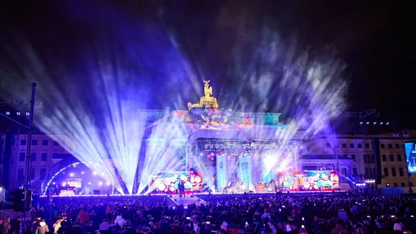 Zur Silvesterparty am Brandenburger Tor kamen jedes Jahr Zehntausende Menschen. (Archivfoto) - &copy; Annette Riedl/dpa