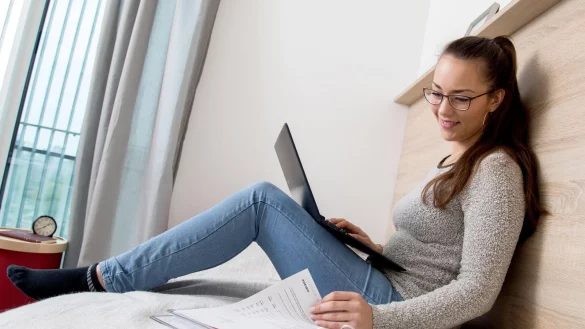 Mal analog, mal digital: Wer sich auf eine Prüfung vorbereitet, sollte das Medium immer mal wieder wechseln. - © Christin Klose/dpa-tmn