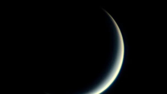 Nur noch eine schmale Sichel: Die Venus am Abendhimmel. - © Markus Dähne/-/dpa