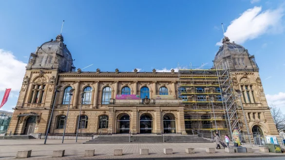 Die Polizei gab an der Historischen Stadthalle mehrere Schüsse ab. (Symbolfoto) - © Christoph Reichwein/dpa