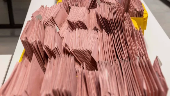 Ab Anfang Februar werden in Nordrhein-Westfalen die Briefwahl-Unterlagen für die vorgezogene Bundestagswahl am 23. Februar verschickt. (Symbolbild) - © Helmut Fricke/dpa