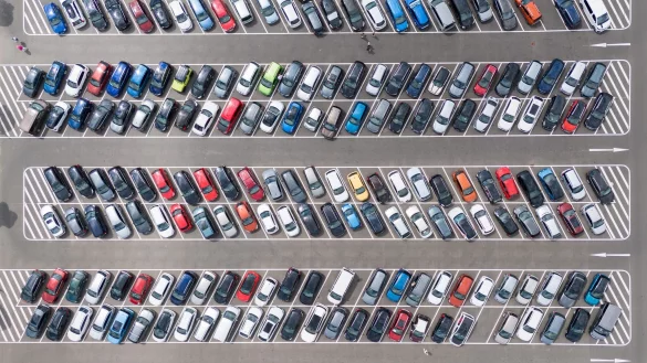 2021 bis 2024 hatten die Einnahmen der Kfz-Versicherer nicht ausgereicht, um die Aufwendungen für Schäden, Verwaltung und Vertrieb zu decken. (Symbolbild) - © Sebastian Kahnert/dpa