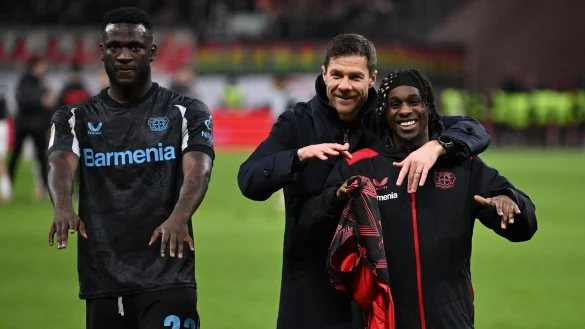 Leverkusens Stürmer Victor Boniface (l) zoffte beim Sieg gegen Eintracht Frankfurt mit Mitspieler Emiliano Buendía. - © Arne Dedert/dpa