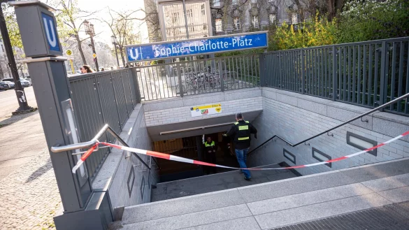 Die tödliche Messerattacke ereignete sich im Berliner U-Bahnhof Sophie-Charlotte-Platz. - © Fabian Sommer/dpa