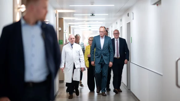Die Finanzierung des Gesundheitssystems war auch Thema beim Besuch von Bundeskanzler Merz im Alfried-Krupp-Krankenhaus in Essen. - &copy; Fabian Strauch/dpa