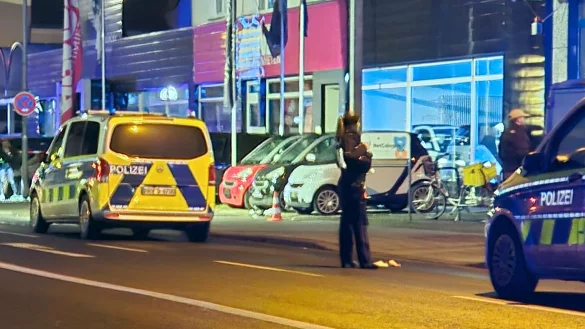 Der Mann wurde schwer verletzt. - © Sascha Thelen/dpa