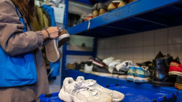 Gut erhaltene Kleidung und Schuhe gehören in den Sammelcontainer, stark verschmutzte oder verschlissene Teile dürfen in den Restmüll. - © Monika Skolimowska/dpa/dpa-tmn